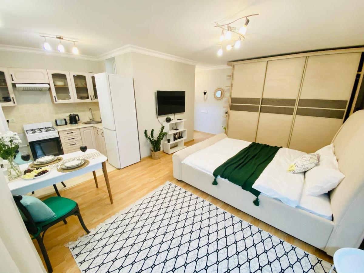 Like Home Apartments&Rooms Алма Ата Екстериор снимка